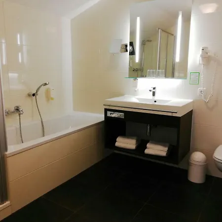 Parkhotel - Direkt An Der Elbe 4*